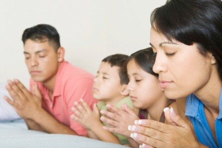 Millones de fieles se encuentran rezando desde sus hogares.