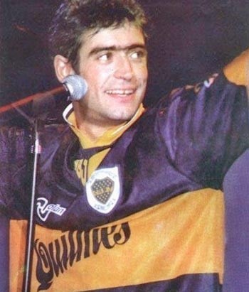 Rodrigo Bueno con la camiseta de Boca.
