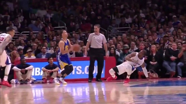 Curry deja a Paul en el piso – TalkBasket