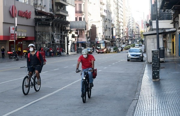 Poca gente y muchos barbijos en Buenos Aires. (Foto: Getty)