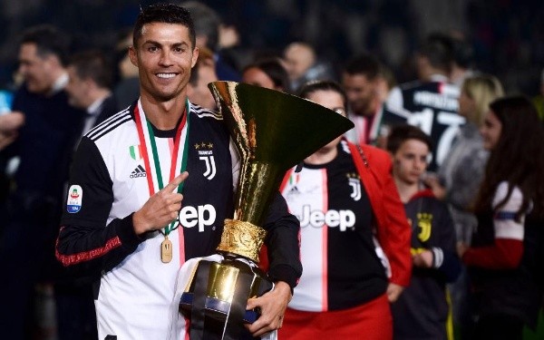 Cristiano Ronaldo holds the Serie A trophy.