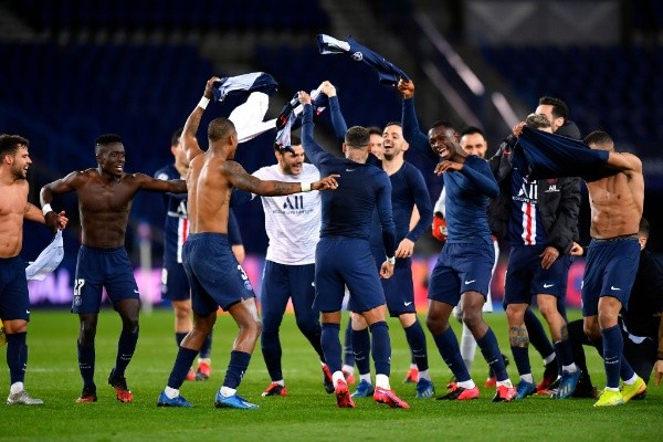 Paris Saint-Germain festejando aquella clasificación. (Foto: Getty)