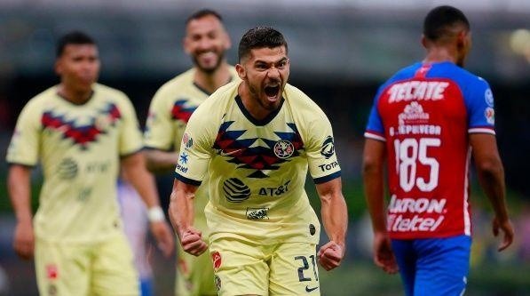 América striker, Henry Martín, celebrates after scoring a goal against Chivas.