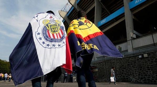 América and Chivas fans with flags of their respective clubs.