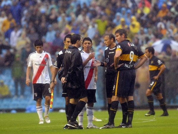 Baldassi en acción en uno de los tantos Superclásicos que dirigió (Foto: Getty)