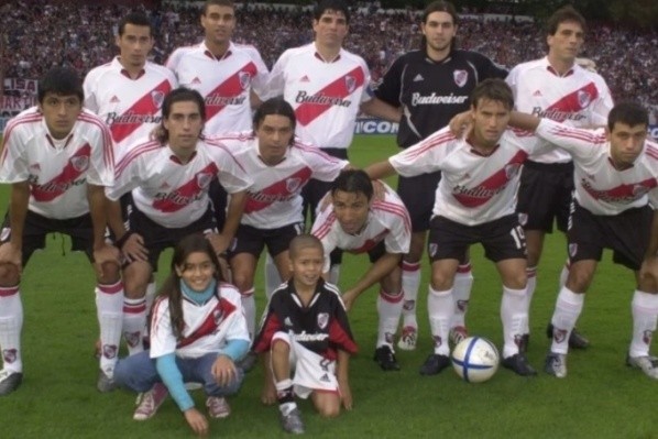 Fernández y Gallardo en el once titular de River.