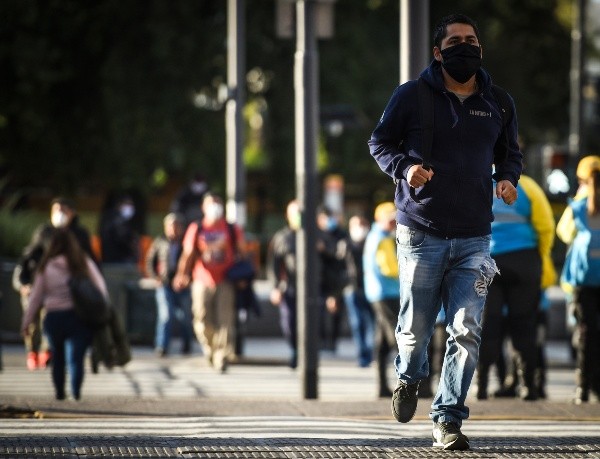 A partir de este 15 de abril pasó a ser obligatorio el uso de barbijo en la vía pública (Foto: Getty)