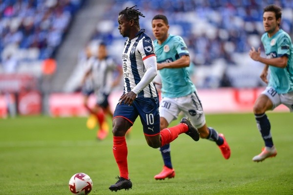 Loba analiza opciones de juego en el partido ante Atlético San Luis.