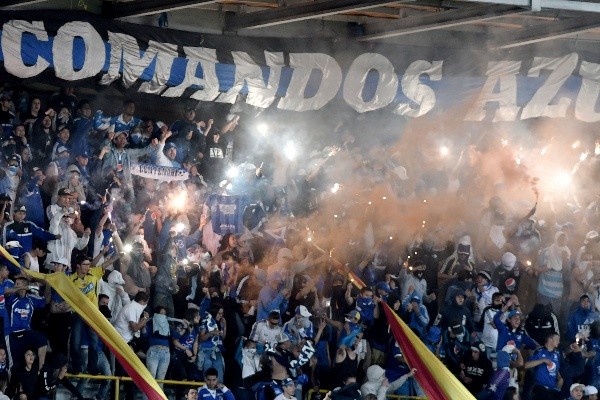 Los hinchas pasaron de las tribunas a las calles para colaborar a los menos favorecidos.