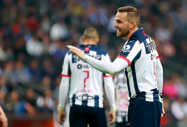 Janssen se suma a la celebración de uno de los goles de Rayados ante Juárez.