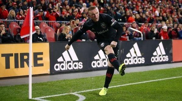 Rooney taking a corner during a DC United game.