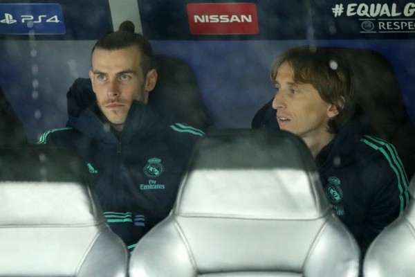 Modric y Bale, juntos en el banco. (Getty)