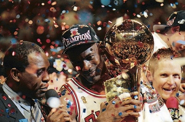 Michael Jordan y Steve Kerr celebrando el título – Getty