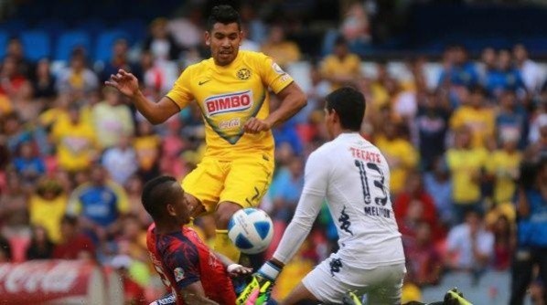 Andrés Ríos fights for the ball during a game.