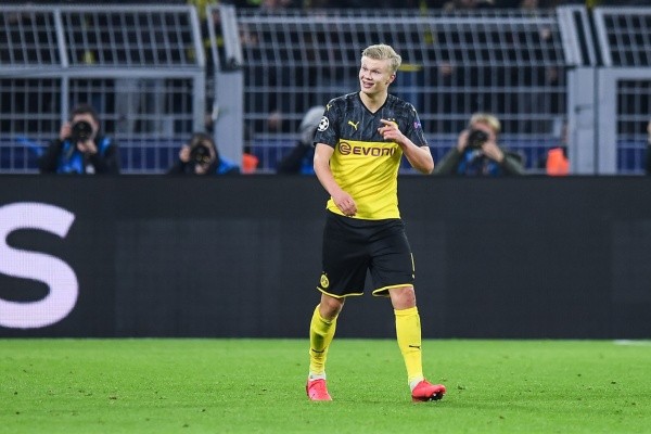 Haaland celebra luego de haberle marcado al París Saint-Germain (Foto: Getty)