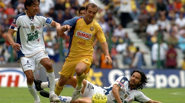Higuaín (center) fights for the ball during a soccer game.