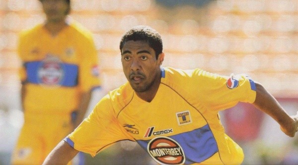 Soares playing for Tigres in 2001 (Source: @HistoriaTigre).