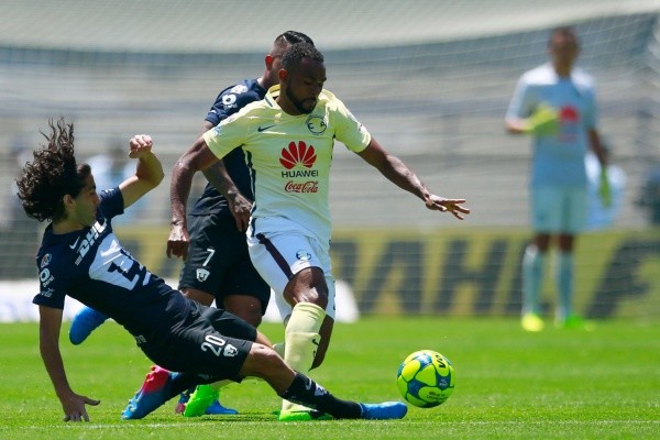 Britos disputa el balón en el Clásico Capitalino del 2016.