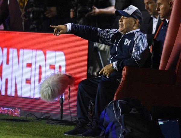 Diego Maradona en la cancha de Independiente. (Foto: Getty)