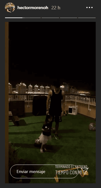 Héctor Moreno disfrutando de sus entrenamientos con su hija.