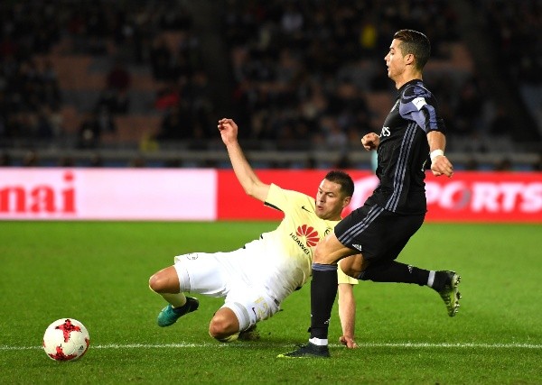Aguilar disputa el balón con Cristiano Ronaldo en el Mundial de Clubes