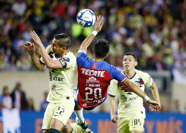 Paul Aguilar disputa el balón con Jesús Molina.