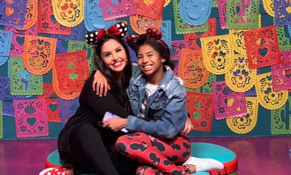 Vanessa y Gianna María Bryant celebrando en Disney (Foto: HOLA)