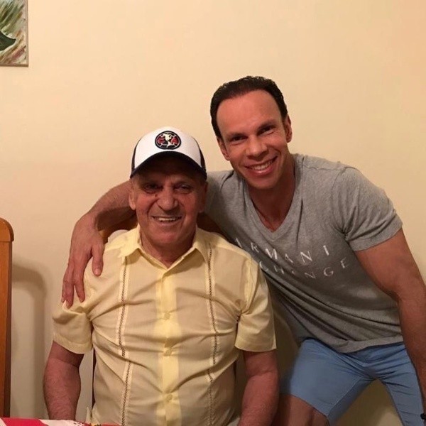 Zague al lado de su papá, José Alves. Foto: @lrzague