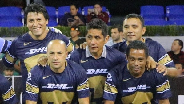 Jorge Campos y Tiba junto a otros jugadores en un partido de leyendas de Pumas