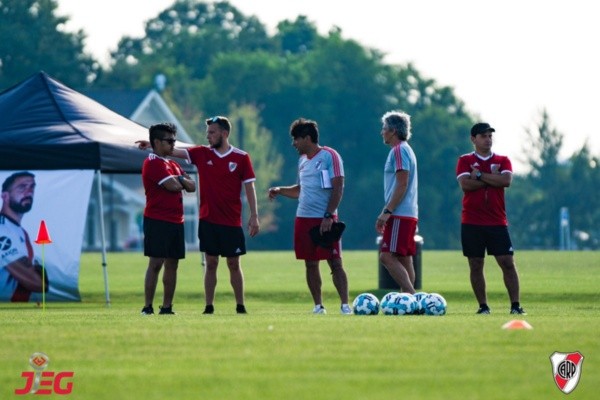 Rivarola, junto a sus ayudantes, previo a un entrenamiento en el campus de Indiana.