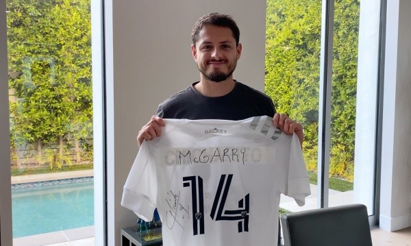 Javier Hernández posa con la piel que le obsequió a un médico.