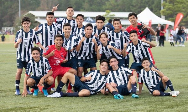 Los jóvenes de Rayados posan para una foto.