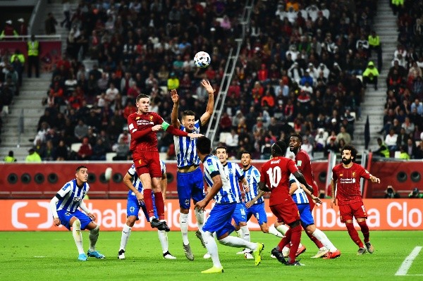 Montes y Henderson se disputan un balón en semifinales del Mundial de Clubes