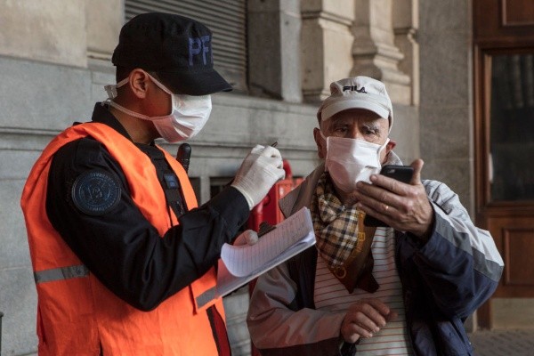 La gente debe utilizar barbijos en la vía pública. (Foto: Getty)