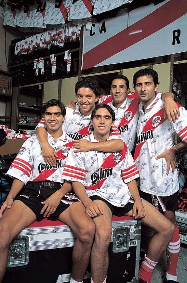 Gallardo, abrazado con Escudero. (Foto: El Gráfico)