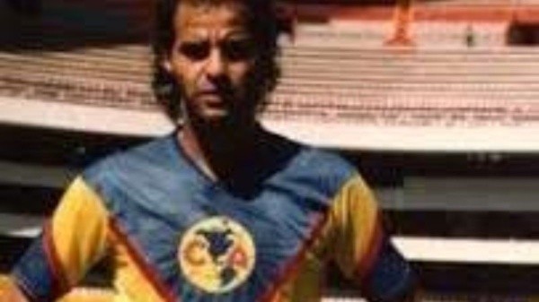 Figueroa posa con la playera del América en los 90.
