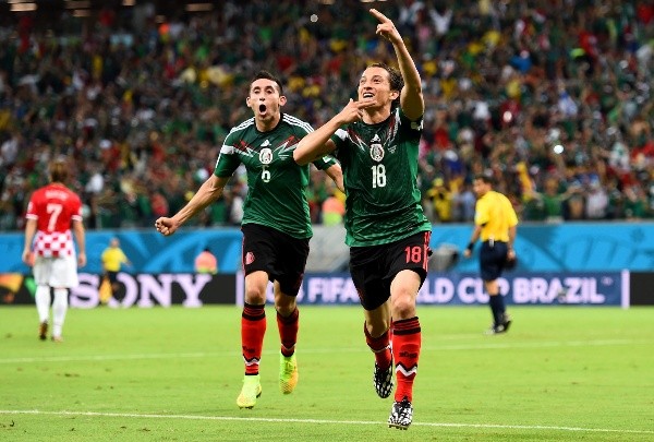 Juntos: Guardado y Herrera festejan ante Croacia por el Mundial de Brasil 2014.