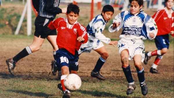 Agüero de chico en las inferiores de Independiente
