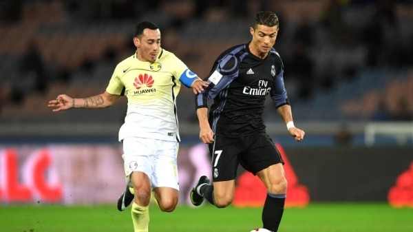 Sambueza persigue a Cristiano Ronaldo en el Mundial de Clubes 2016.