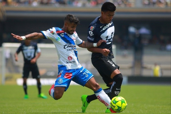 Esparza disputa el balón con Jesús Gallardo en el Apertura 2017.