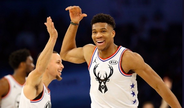 Giannis y Stephen Curry junto en el All Star Game (Foto: NBA)