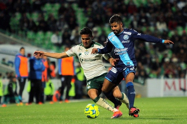 Clausura 2017: Esparza disputa el balón con Davino.