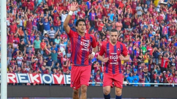 Benítez festeja uno de sus goles con Cerro Porteño.