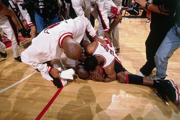 Jordan junto a sus compañeros