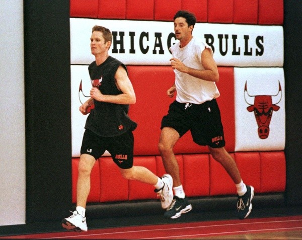 Steve Kerr y Toni Kukoc en una práctica de los Bulls (Foto: Getty)
