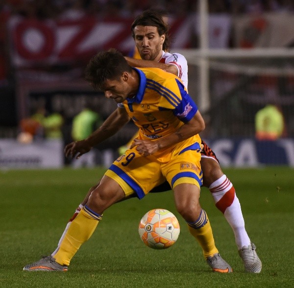 Sobís pelea el balón con Ponzio, en la final de la Copa Libertadores 2015.