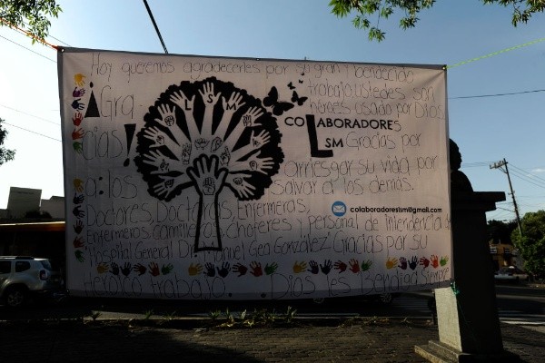 Las muestras de agradecimiento afuera de los hospitales tampoco faltan. Foto: Getty Images
