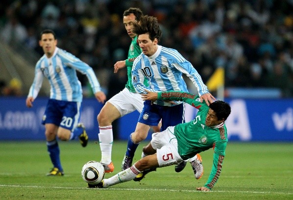 Ricardo Osorio disputa un balón con Lionel Messi en el Mundial de Sudáfrica 2010.