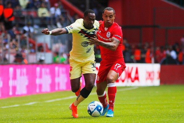 Felipe Pardo disputa el balón con Renato Ibarra.