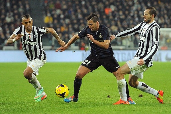 Chiellini y Vidal durante un partido de Juventus. (Foto: Getty)